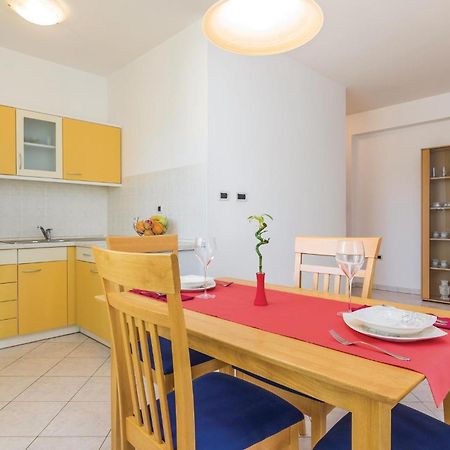 Cozy Apartment In Porec With Wifi ภายนอก รูปภาพ
