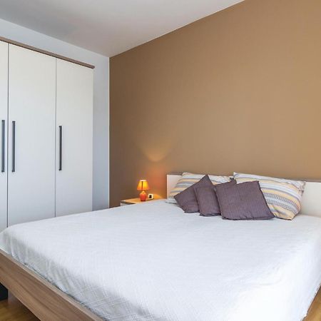 Cozy Apartment In Porec With Wifi ภายนอก รูปภาพ